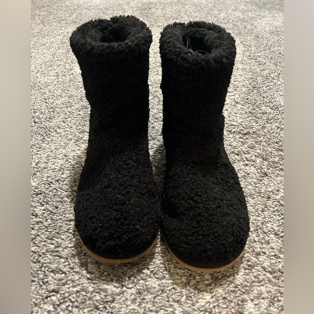 Old Navy women’s black shearling boots size 9